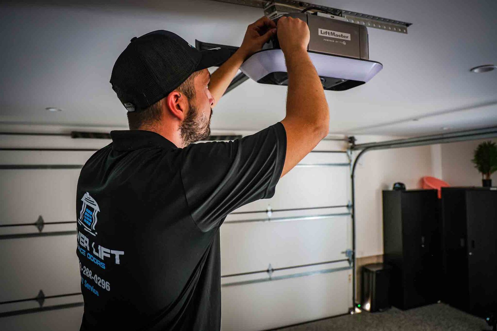 garage door contractor in Pearland offering free estimate