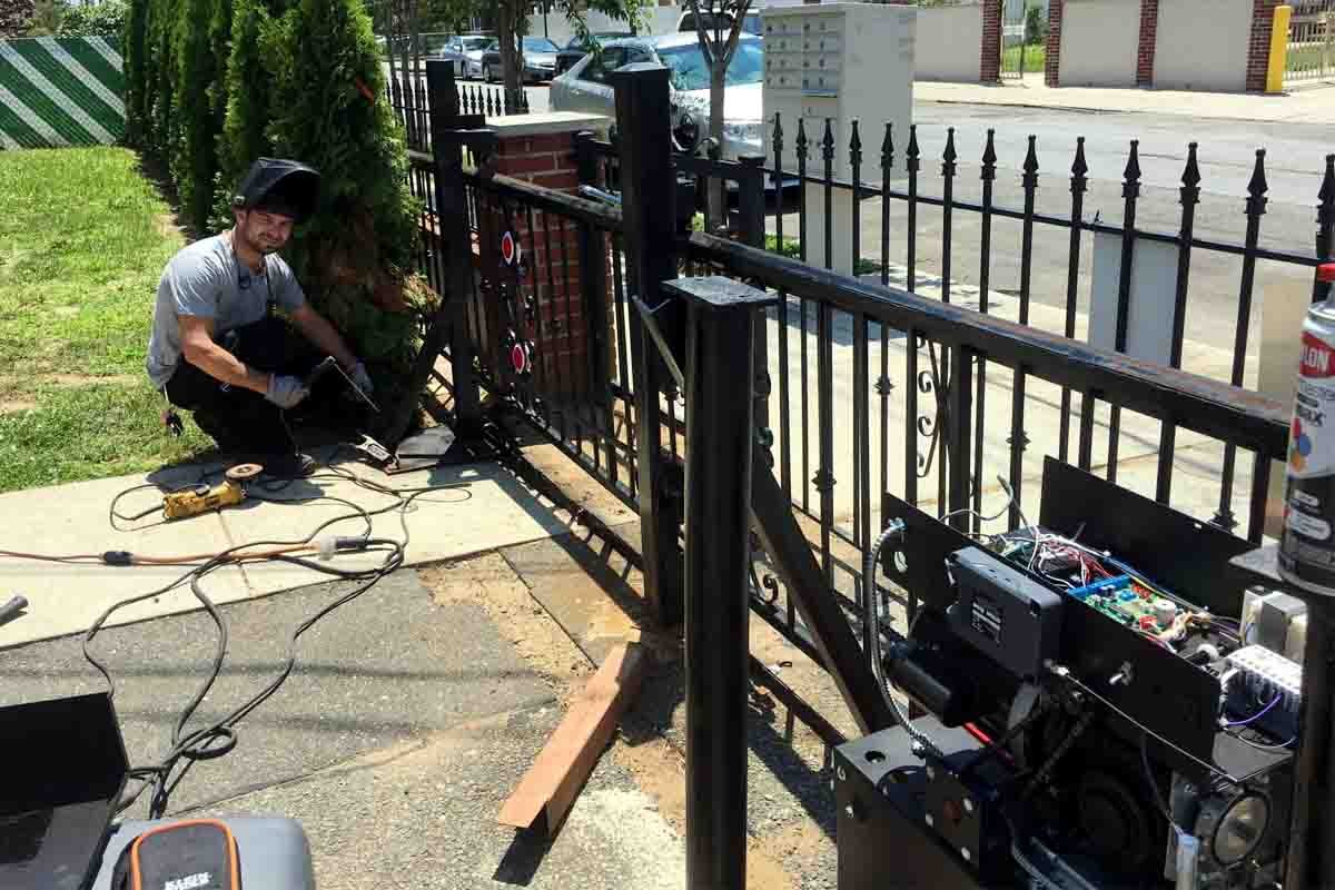 Affordable 24/7 electric driveway gate repair service for homes.