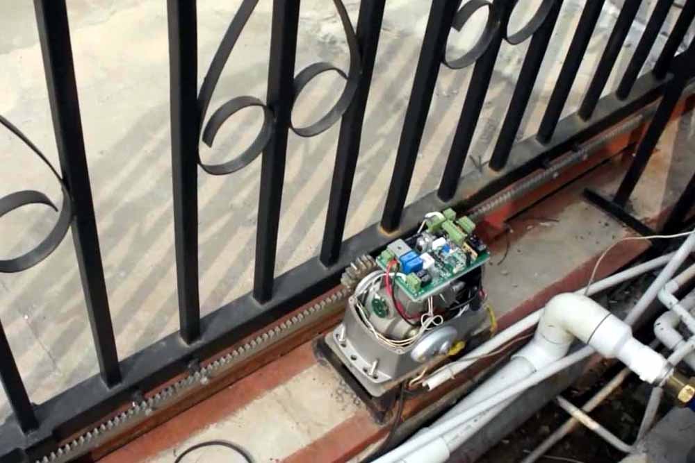 Gate opener motor with control circuit